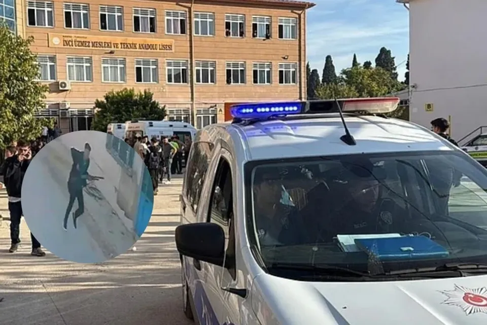 سيارات إسعاف وضباط شرطة ينتظرون أمام مدرسة ثانوية وقع خارجها حادث إطلاق نار أسفر عن إصابة ثمانية أشخاص.