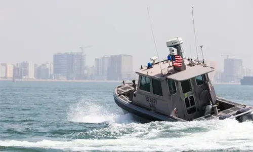 البحرية الأمريكية وقوة دفاع البحرين تشاركان في تمرين "نيون ديفندر 19"