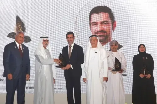 الوزير يتسلم جائزة عالمية لتعزيز التنمية الزراعية