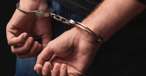 السجن 3 سنوات لشاب سرق هاتفاً ومحفظة