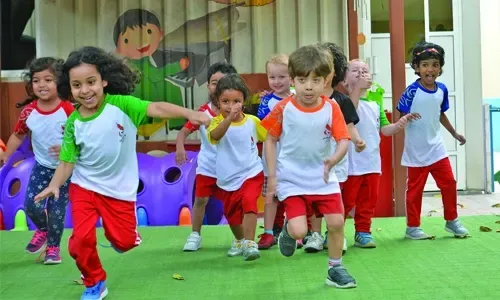 الأطفال يتدربون استعداداً للألعاب
