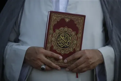 إحراق نسخة من القرآن الكريم خلال احتجاج خارج البرلمان السويدي