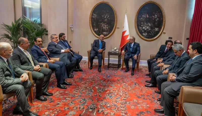 ولي العهد يلتقي عدداً من السفراء