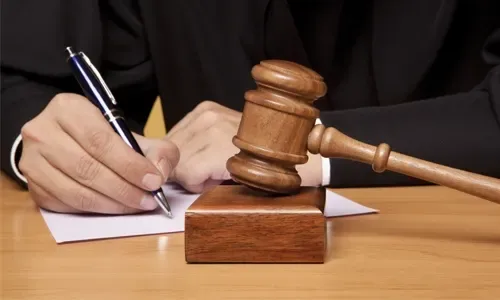 الحكم بالسجن على خمسة أشخاص بينهم أربعة هاربين