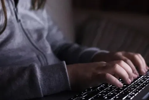 احتجاز مراهقة لإساءة استخدام وسائل التواصل الاجتماعي لاستهداف شخص من ذوي الإعاقة