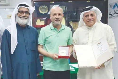 جامع طوابع بحريني يفوز بالميدالية الفضية في معرض دبي الدولي للطوابع