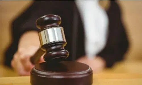المحكمة تجدد حبس موظف وشقيقته في قضية رشوة