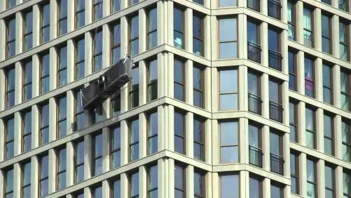 مصرع عامل إثر سقوطه من مبنى في منطقة السيف