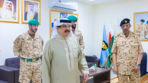 جلالة الملك المعظم يزور إحدى وحدات قوة دفاع البحرين