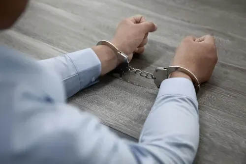 القبض على شخصين في البحرين بتهمة ممارسة أعمال مصرفية غير مرخصة والاحتيال