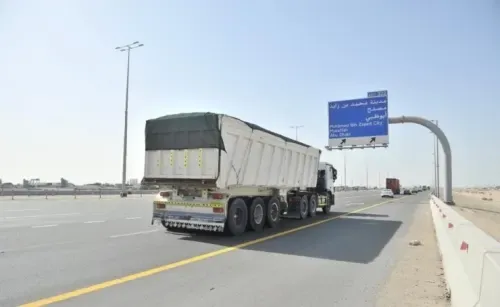 شرطة أبوظبي تعلن حظر الشاحنات والحافلات على جميع الطرق في رأس السنة