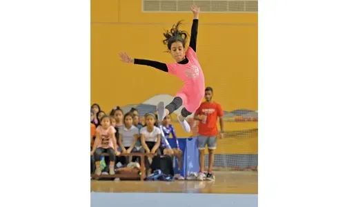 طالب من المدرسة البريطانية يحصد ذهبية الجمباز