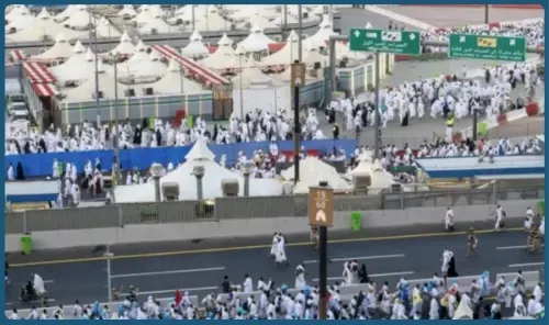 الحجاج يؤدون شعيرة رمي جمرة العقبة في منى