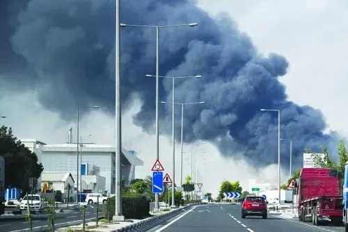 رئيس وزراء قطر يدين الهجمات الإيرانية في اتصال مع وزير الخارجية