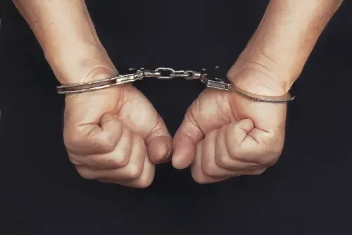 القبض على رجل لسرقته 5000 دينار بحريني من مركز طبي في الزنج