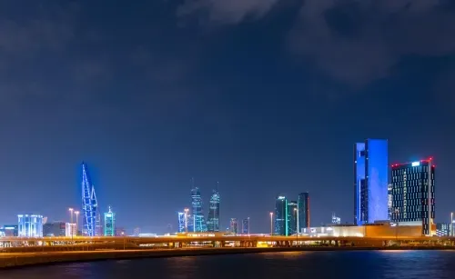 البحرين تتلألأ باللون الأزرق احتفالاً بالعيد الوطني ويوم التحرير في الكويت، تجسيداً لروابط الأخوة العميقة
