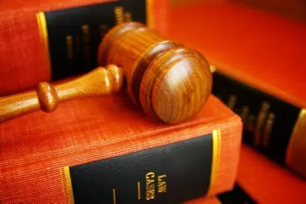إحالة بحرينيين إلى المحاكمة بتهمة التزوير