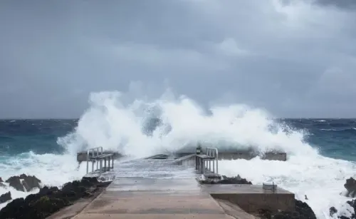 Hurricane Laura races toward heart of U.S. oil refining industry