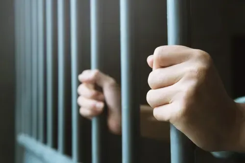 القبض على أربعة أشخاص، بينهم امرأة، بتهمة ترويج المخدرات