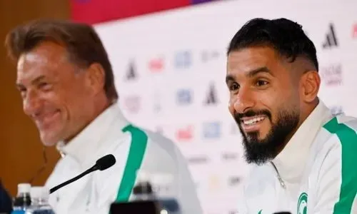 لاعب في المنتخب السعودي ينفي شائعات حصول اللاعبين على سيارات رولز رويس