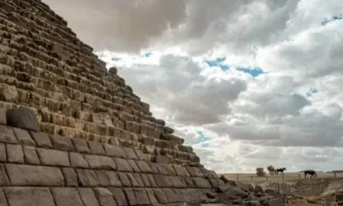 مصر تأمر بمراجعة مشروع ترميم هرم منقرع بعد موجة غضب