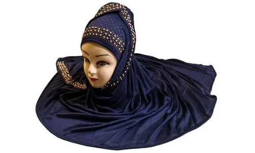 طرد امرأة عربية لرفضها خلع الحجاب