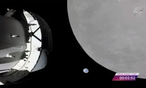 كبسولة ناسا تحلق حول القمر، في خطوة أخيرة قبل دخول المدار القمري