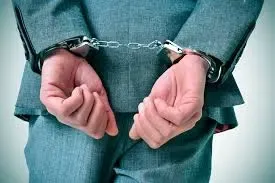 شركة تتهم موظفاً باختلاس أموال للضغط على والده