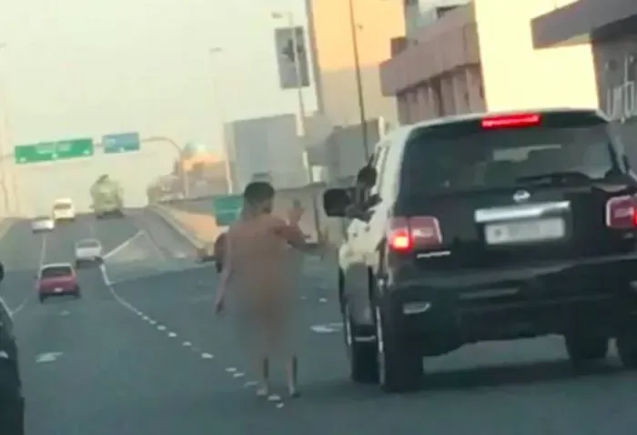 امرأة تسير عارية في الطريق العام تستأنف حكماً بالسجن