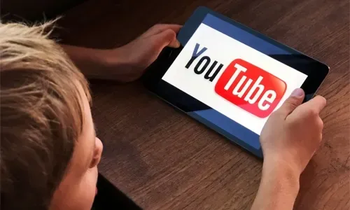 أطفال البحرين يقضون معظم وقتهم على يوتيوب خلال الصيف