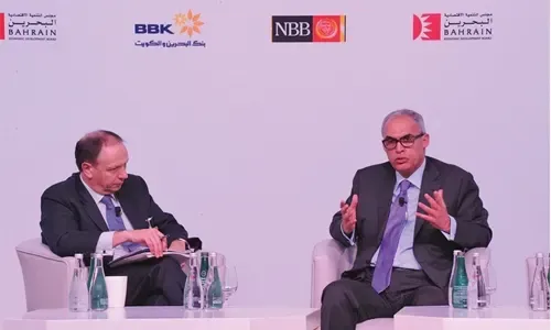 رئيسا مصرف البحرين المركزي ومجلس التنمية الاقتصادية ينتقدان خفض التصنيف الائتماني