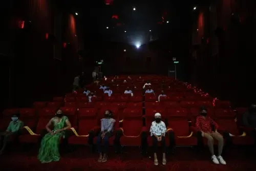 دور السينما في الهند تفتح أبوابها لجمهور محدود بعد أشهر من الإغلاق