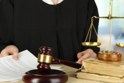 المحكمة تقضي بصحة تصاريح عمل 27 عاملاً وافداً