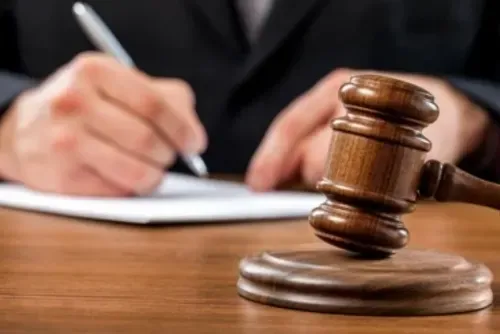 فندق يتحول إلى ساحة معركة بعد اعتداء امرأة على شرطية