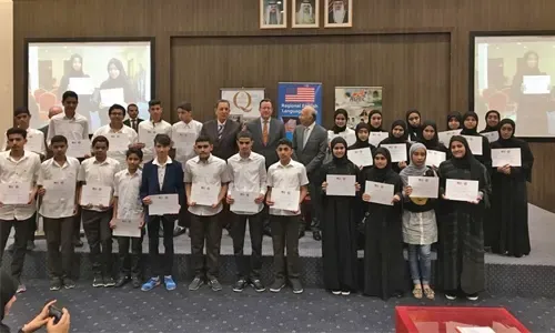 السفير الأمريكي يكرم الطلاب