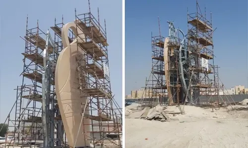 بدء تركيب نصب الفخار على طريق الشيخ زايد السريع