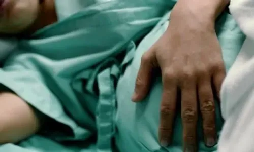 امرأة عربية تواجه مأزقاً قانونياً في البحرين بسبب إعارة بطاقتها السكانية لامرأة في حالة مخاض