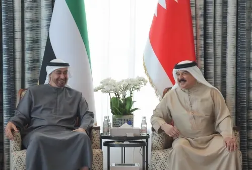 البحرين والإمارات تستعرضان العلاقات والتعاون المشترك
