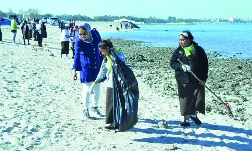 طلاب من 60 مدرسة يشاركون في حملة تنظيف شاطئ كرباباد