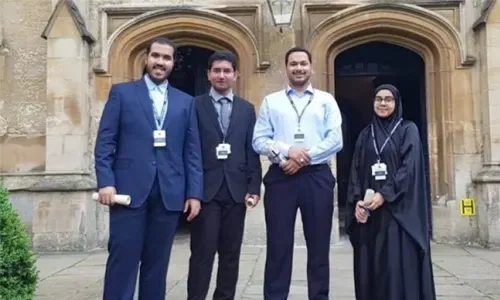 طلبة جامعة الخليج العربي الموهوبون يكملون برنامج البحث الطبي في أكاديمية أكسفورد رويال