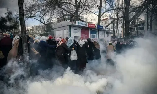 الشرطة التركية تستخدم الرصاص المطاطي ضد متظاهرين أمام صحيفة معارضة