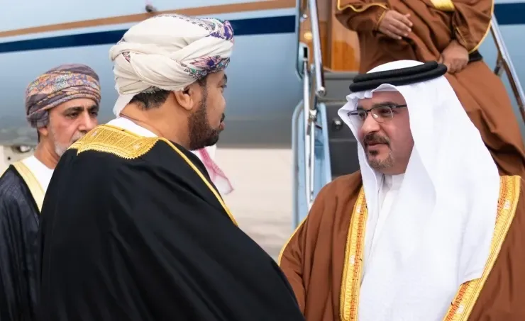 سمو ولي العهد يصل إلى سلطنة عمان لتقديم واجب العزاء