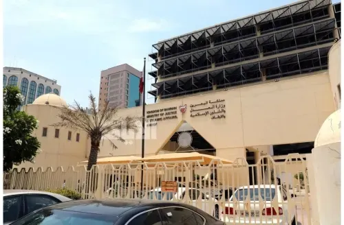 طهران تشبه مدينة أشباح مع تساقط القنابل