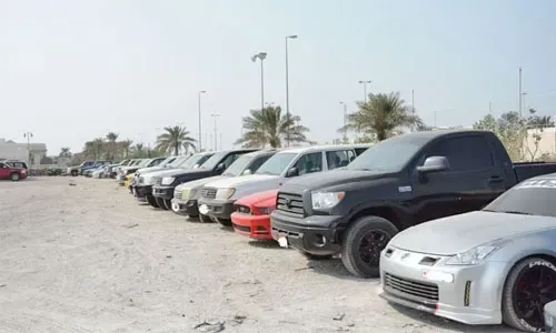 ضبط مركبات مزودة بمخمدات صوت مزعجة