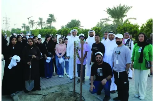 البلدية الجنوبية تزرع الأشجار في أنحاء الرفاع بمناسبة أسبوع الشجرة