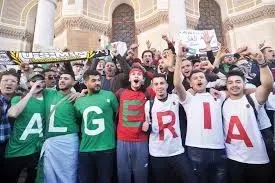 المتظاهرون يصعدون مطالبهم