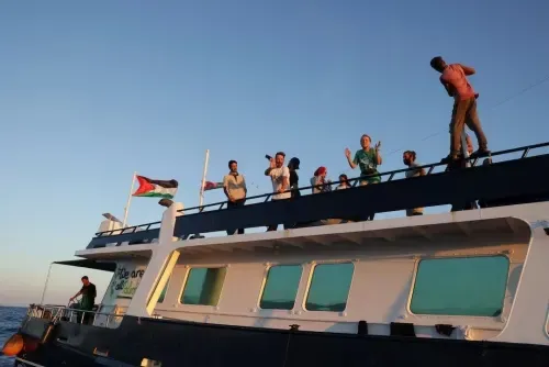 أسطول مساعدات غزة يغادر المياه اليونانية رغم التحذيرات الإسرائيلية