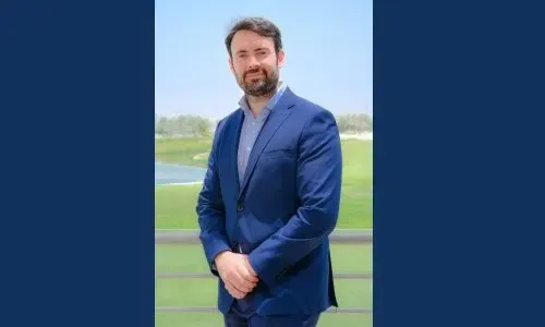 لاعب جولف يمارس اللعبة في النادي الملكي للجولف