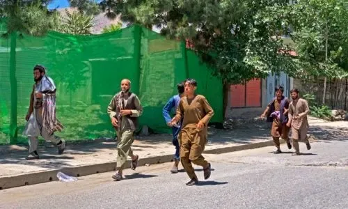 مقتل 11 شخصاً وإصابة 30 آخرين في انفجار خلال جنازة حاكم أفغاني مغتال