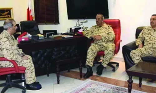 القائد العام لقوة دفاع البحرين يتفقد عدداً من وحدات القوة